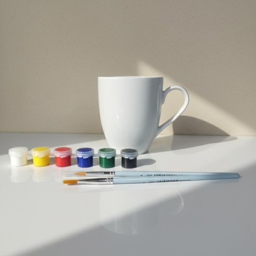 Zestaw DIY do malowania – duży kubek porcelanowy XXL, farby i pędzle.