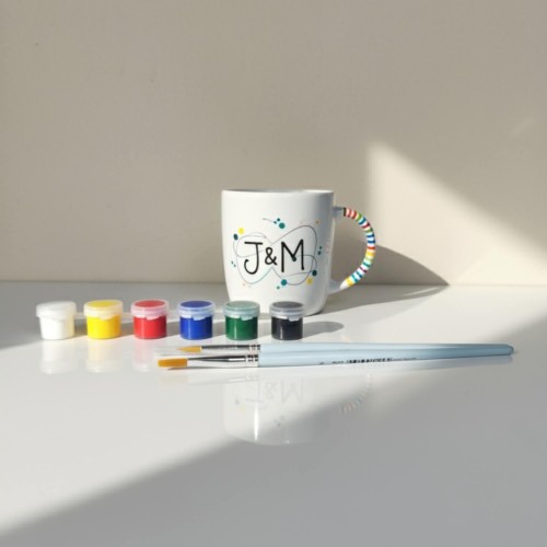 Personalizowany, ręcznie malowany kubek z inicjałami J&amp;M – inspiracja do zestawu DIY.